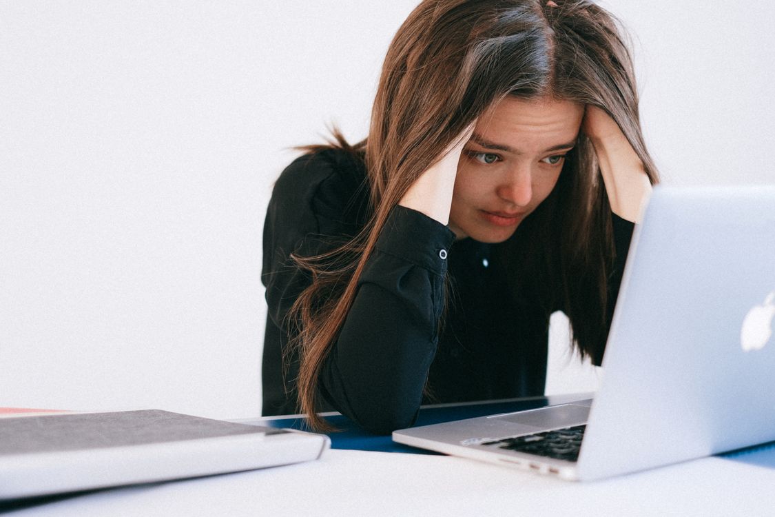 Pequeno empresário preocupado olhando para o laptop